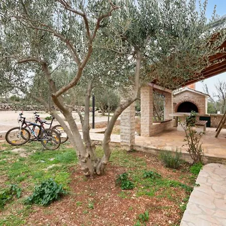 Semesterbostad One Bedroom House With Terrace And Pool *