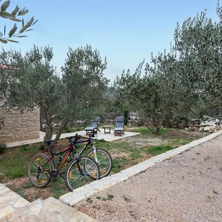 One Bedroom House With Terrace And Pool Semesterbostad