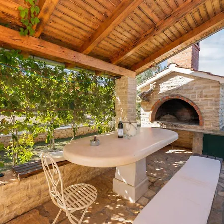 別荘 One Bedroom House With Terrace And Pool ベティナ