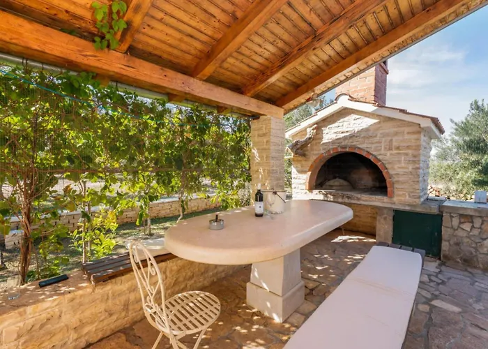 Tatil Evi One Bedroom House With Terrace And Pool Pirovac