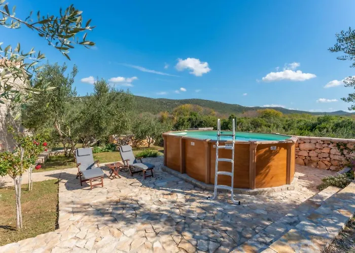 One Bedroom House With Terrace And Pool Pirovac